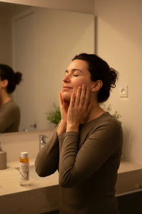 Peau sensible le soir : rougeurs, tiraillements… que faire avant de dormir ? - vitalfusion